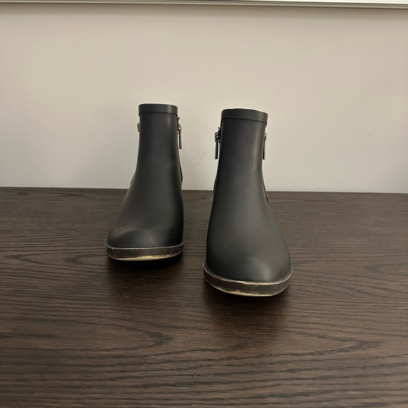 🌻SALE 3/$20 Lucky Brand Black Basel Rainboot Bootie, Size 8 - Picture 3 of 5